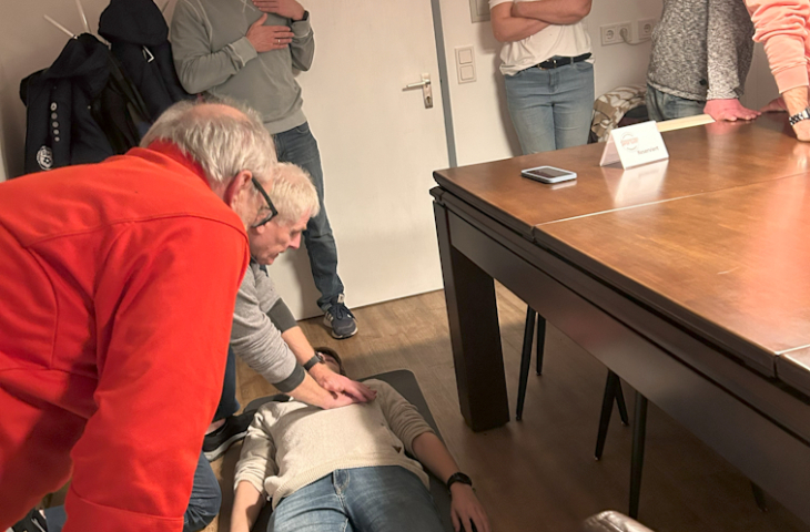 Erste-Hilfe-Auffrischung für Notfälle auf dem Sportplatz